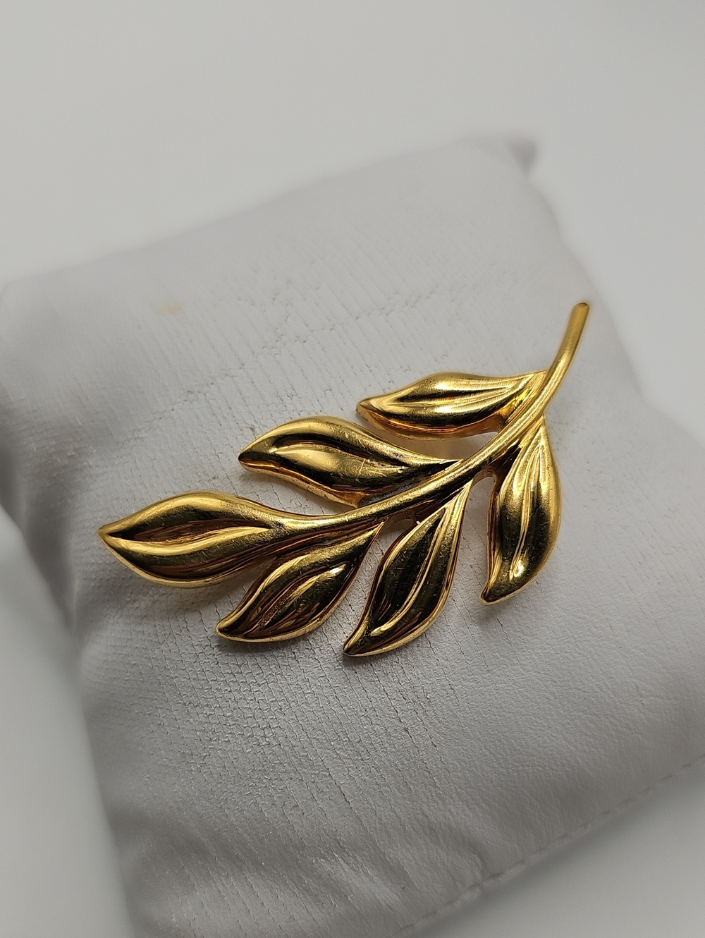 Napier Gold Tone Vintage Brooch. Minamalist.